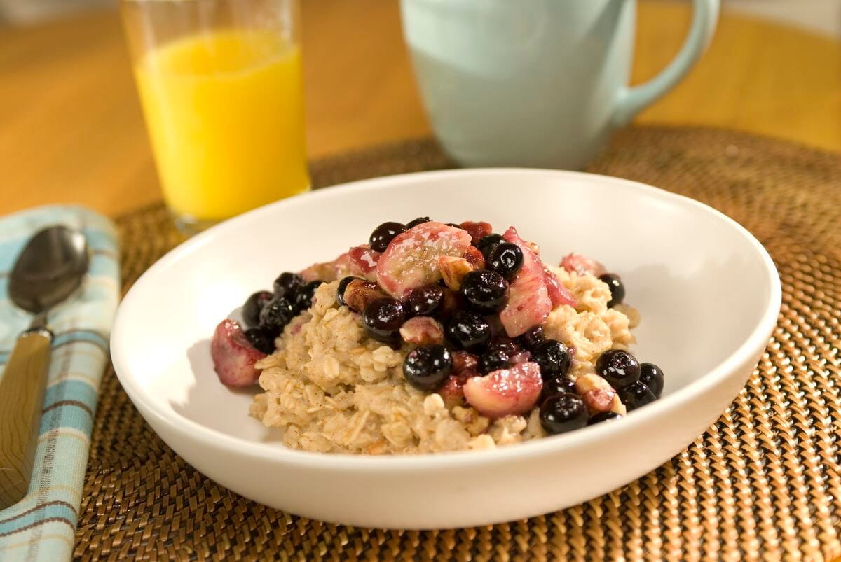 recipe image Fruit & Nut-Topped Oatmeal