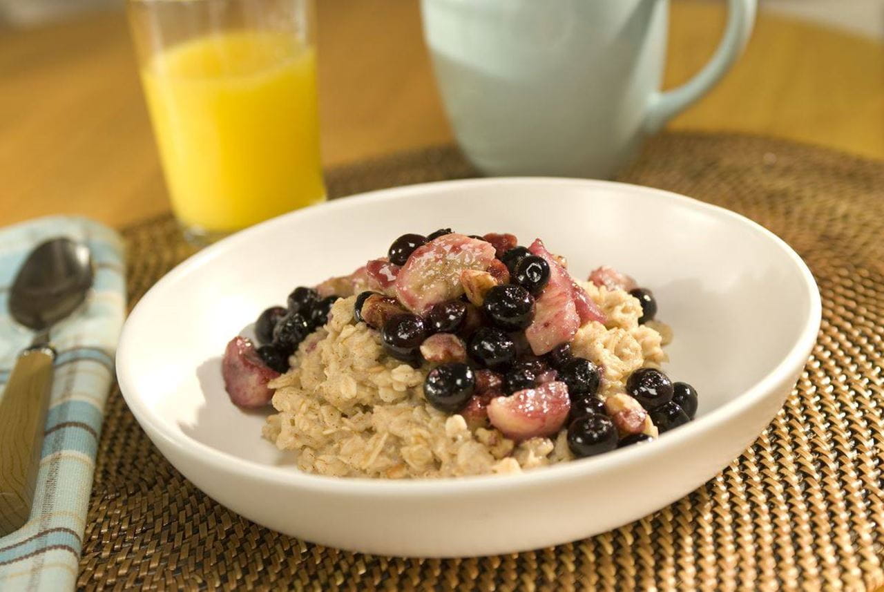 recipe image Fruit & Nut-Topped Oatmeal