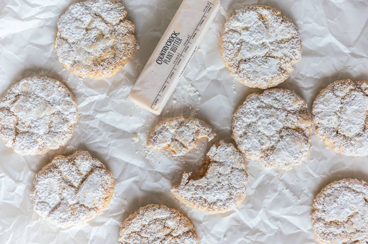 Vegan Eggnog Crinkle Cookies