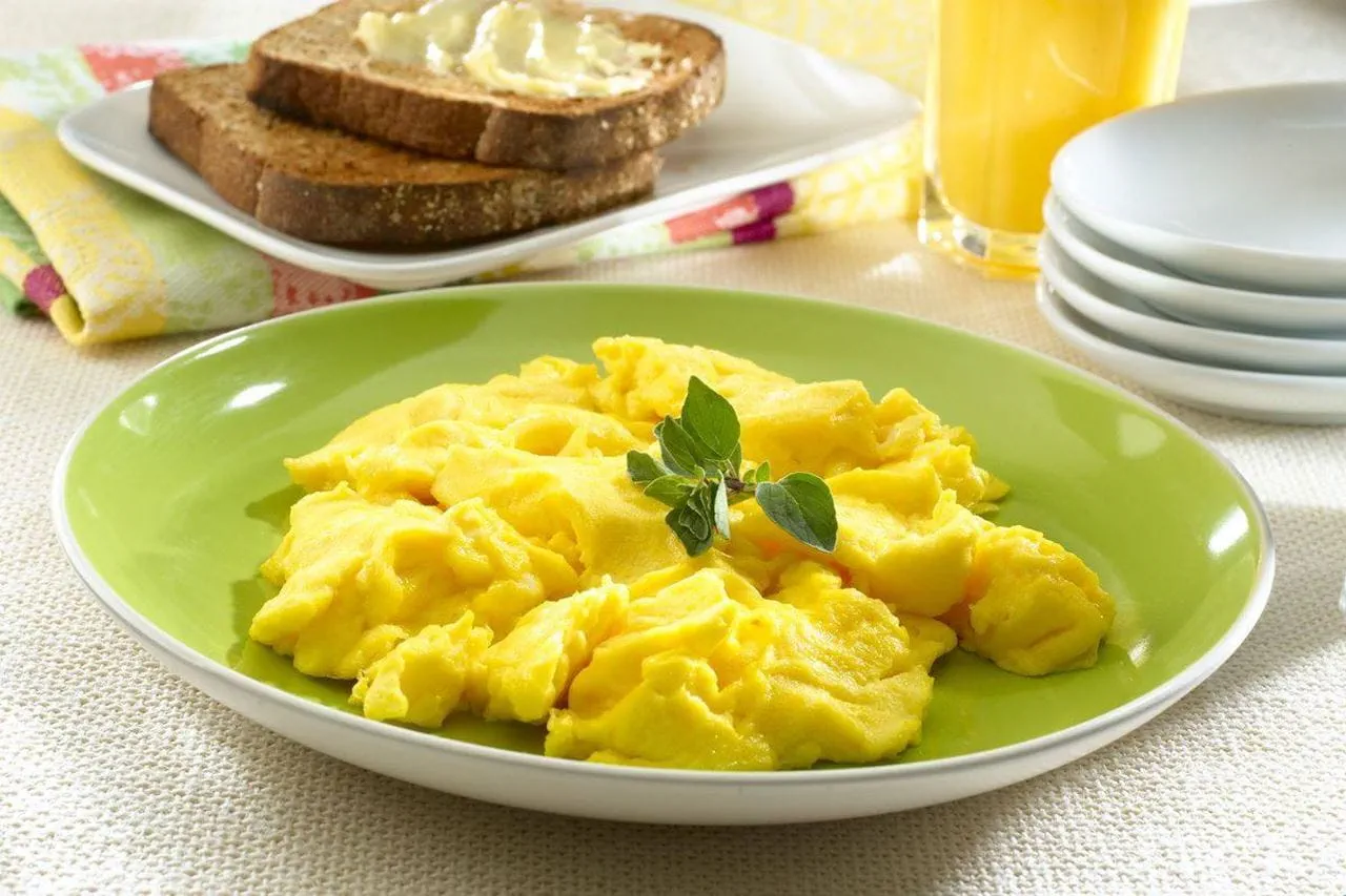 Simple Scrambled Eggs - Quick & Easy!